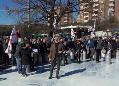 Elezioni Sardegna, continua la protesta del latte: assalto a cisterna a Nuoro
