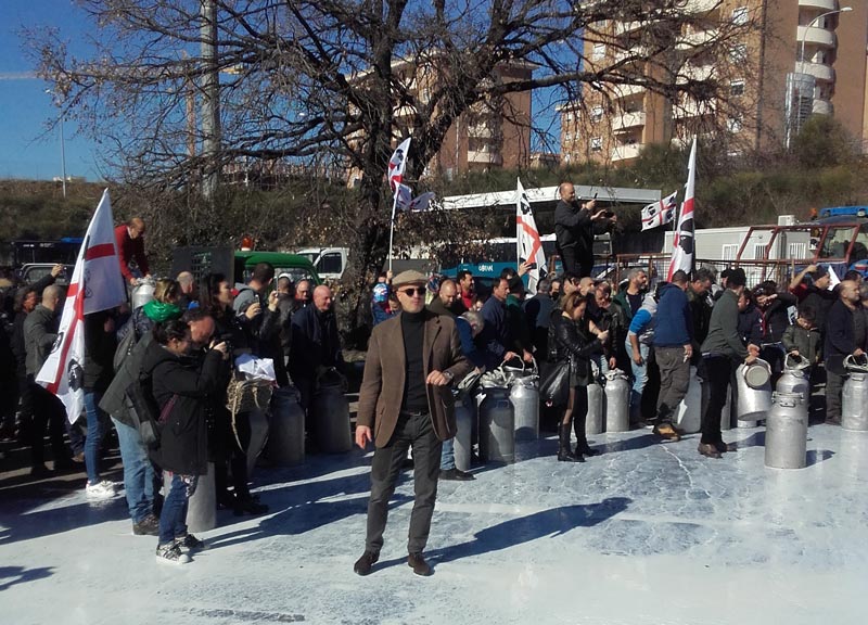 Elezioni Sardegna, continua la protesta del latte: assalto a cisterna a Nuoro Elezioni Sardegna, continua la protesta del latte: assalto a cisterna a Nuoro