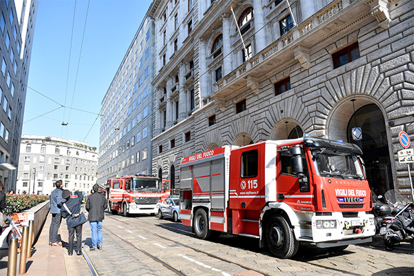 Palazzo d’epoca in fiamme in Via Turati. L’edificio ospita sede di Valentino