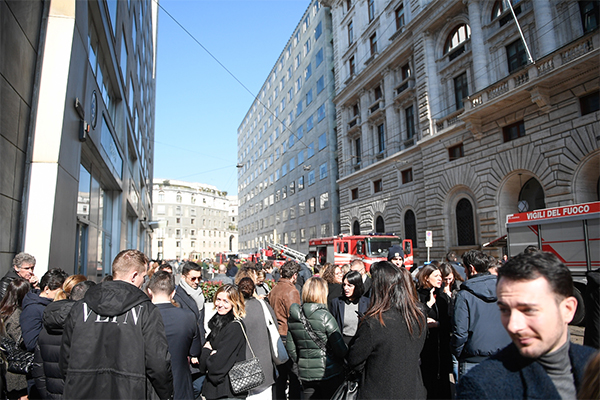 Palazzo d’epoca in fiamme in Via Turati. L’edificio ospita sede di Valentino