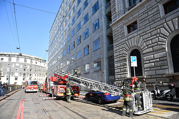 Palazzo d’epoca in fiamme in Via Turati. L’edificio ospita sede di Valentino