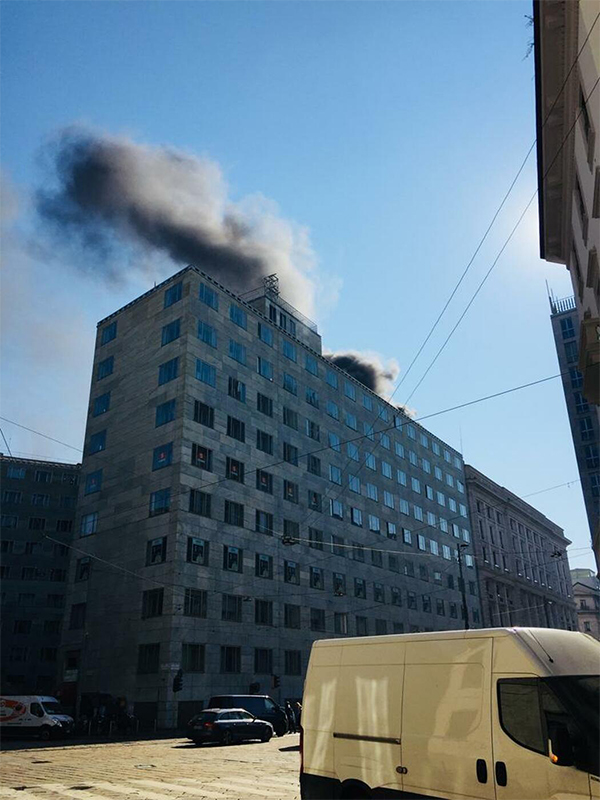 Palazzo d’epoca in fiamme in Via Turati. L’edificio ospita sede di Valentino