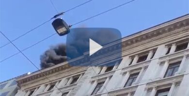 Palazzo d’epoca in fiamme in Via Turati. L’edificio ospita sede di Valentino