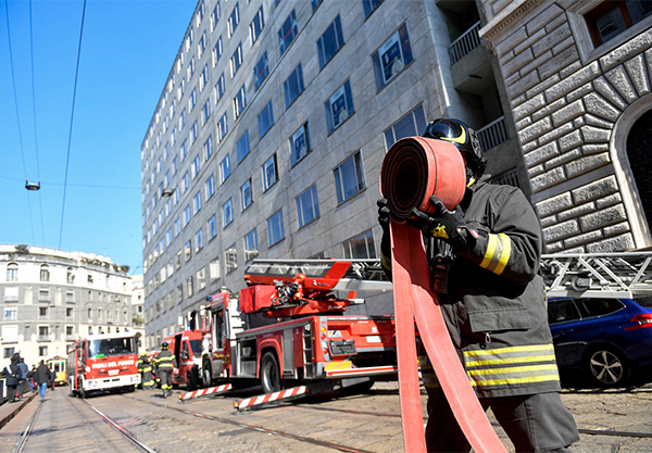 Palazzo d’epoca in fiamme in Via Turati. L’edificio ospita sede di Valentino