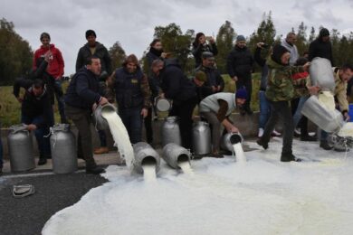 Latte: assalto nel sassarese, data alle fiamme un’autocisterna