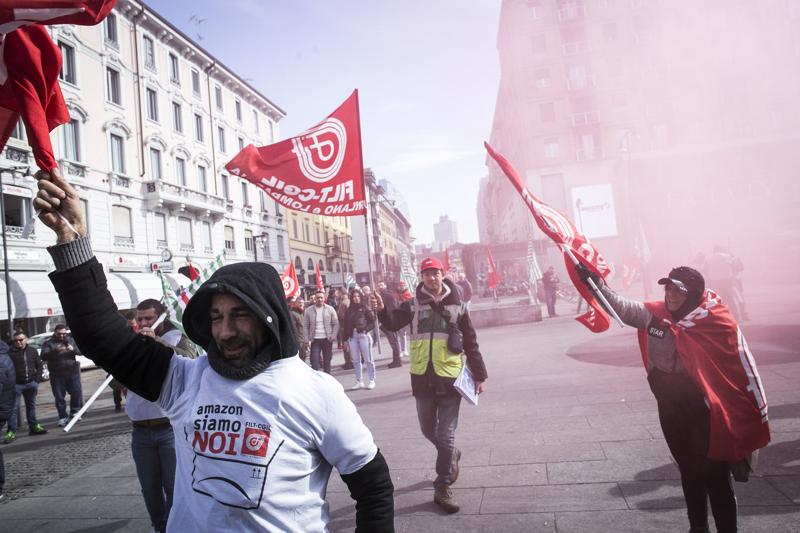 Amazon, i driver lombardi fermano le consegne e scendono in piazza. FOTO