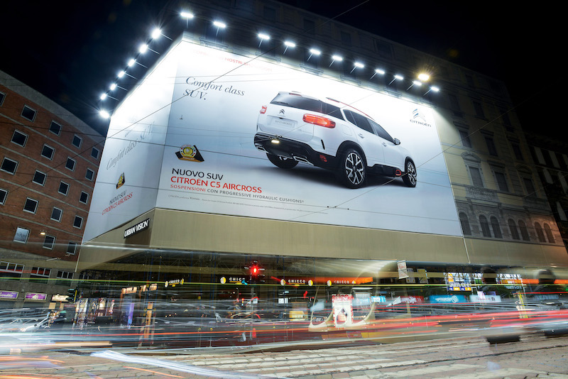 Citroen, a Milano una “Maxi” affissione per stupire Citroen, a Milano una “Maxi” affissione per stupire