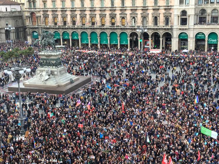 Milano, manifestazione contro il razzismo. Sala: questa è la nostra Italia Milano, manifestazione contro il razzismo. Sala: questa è la nostra Italia