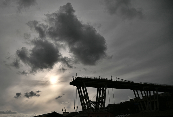 Ponte Genova: terza trave a terra, in anticipo di 12 ore Ponte Genova: terza trave a terra, in anticipo di 12 ore