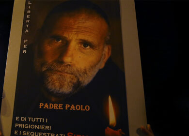 Padre Dall’Oglio è vivo, si tratta per la liberazione