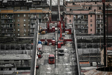 Genova, Ponte Morandi: la terza trave è a terra. In anticipo di 12 ore