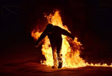 Tragedia in Prati: ragazzo si dà fuoco giocando con una bottiglia d’alcol