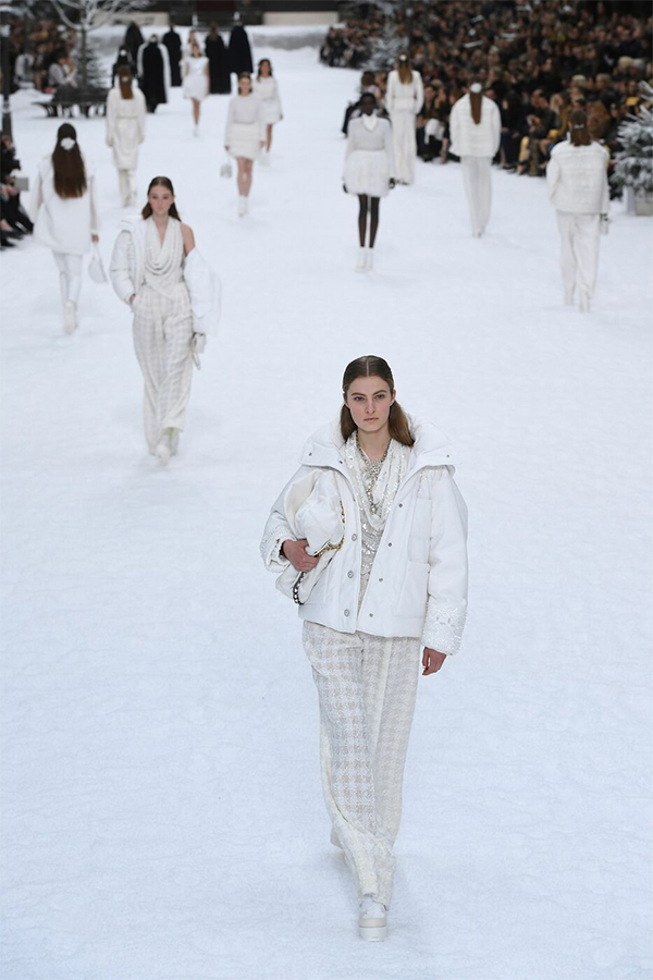 Chanel sfila a Parigi: tributo a Karl Lagerfeld è un paradiso innevato. FOTO Chanel sfila a Parigi: tributo a Karl Lagerfeld è un paradiso innevato. FOTO