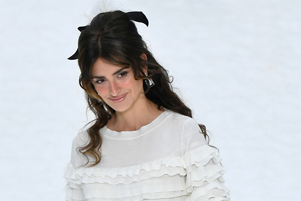 Chanel sfila a Parigi: tributo a Karl Lagerfeld è un paradiso innevato. FOTO Chanel sfila a Parigi: tributo a Karl Lagerfeld è un paradiso innevato. FOTO