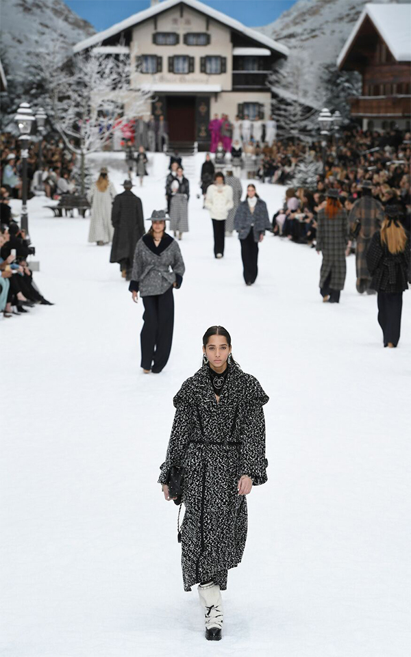 Chanel sfila a Parigi: tributo a Karl Lagerfeld è un paradiso innevato. FOTO Chanel sfila a Parigi: tributo a Karl Lagerfeld è un paradiso innevato. FOTO