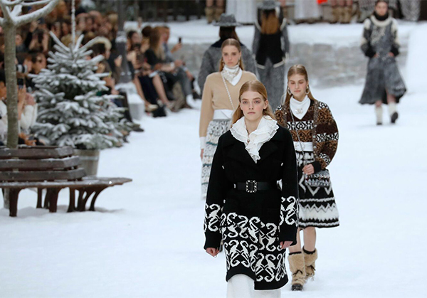 Chanel sfila a Parigi: tributo a Karl Lagerfeld è un paradiso innevato. FOTO Chanel sfila a Parigi: tributo a Karl Lagerfeld è un paradiso innevato. FOTO