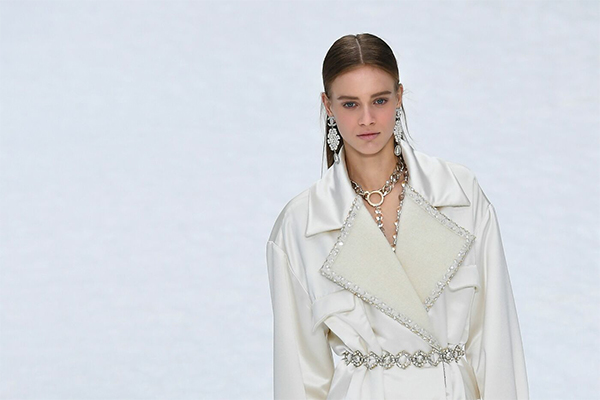 Chanel sfila a Parigi: tributo a Karl Lagerfeld è un paradiso innevato. FOTO Chanel sfila a Parigi: tributo a Karl Lagerfeld è un paradiso innevato. FOTO