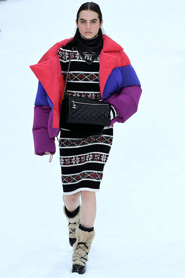 Chanel sfila a Parigi: tributo a Karl Lagerfeld è un paradiso innevato. FOTO Chanel sfila a Parigi: tributo a Karl Lagerfeld è un paradiso innevato. FOTO