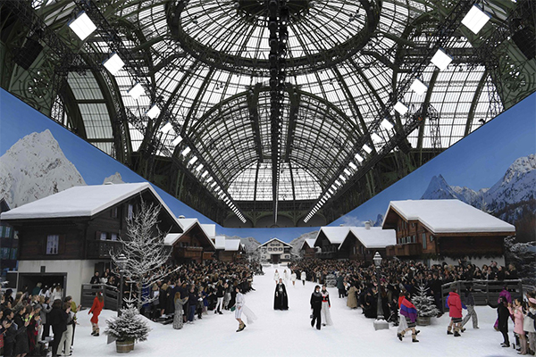 Chanel sfila a Parigi: tributo a Karl Lagerfeld è un paradiso innevato. FOTO Chanel sfila a Parigi: tributo a Karl Lagerfeld è un paradiso innevato. FOTO