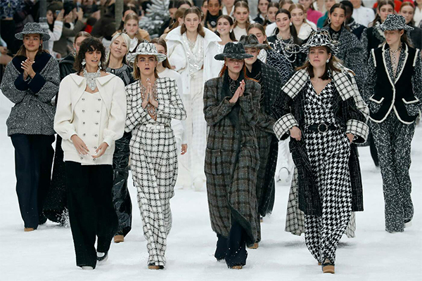 Chanel sfila a Parigi: tributo a Karl Lagerfeld è un paradiso innevato. FOTO Chanel sfila a Parigi: tributo a Karl Lagerfeld è un paradiso innevato. FOTO