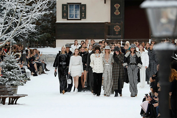 Chanel sfila a Parigi: tributo a Karl Lagerfeld è un paradiso innevato. FOTO Chanel sfila a Parigi: tributo a Karl Lagerfeld è un paradiso innevato. FOTO