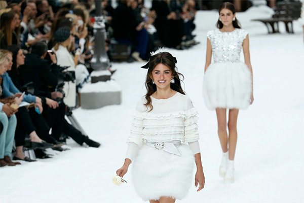 Chanel sfila a Parigi: tributo a Karl Lagerfeld è un paradiso innevato. FOTO Chanel sfila a Parigi: tributo a Karl Lagerfeld è un paradiso innevato. FOTO