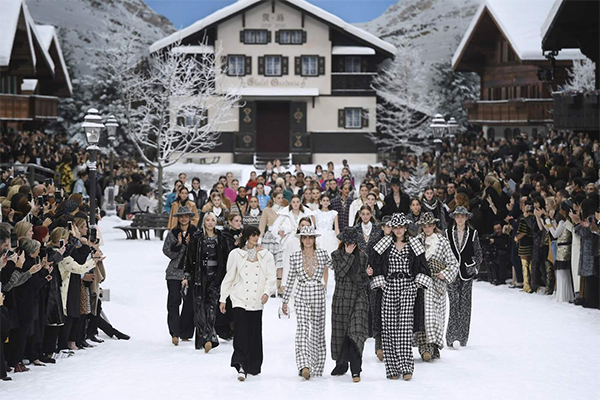 Chanel sfila a Parigi: tributo a Karl Lagerfeld è un paradiso innevato. FOTO Chanel sfila a Parigi: tributo a Karl Lagerfeld è un paradiso innevato. FOTO