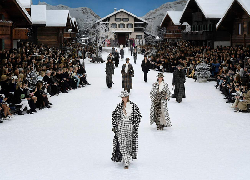Chanel sfila a Parigi: tributo a Karl Lagerfeld è un paradiso innevato. FOTO Chanel sfila a Parigi: tributo a Karl Lagerfeld è un paradiso innevato. FOTO