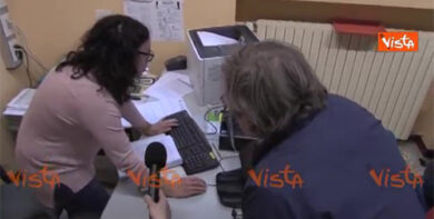 R. Cittadinanza, aprono gli sportelli a Milano, le prime code al Caf