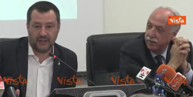 Salvini: “Non mi sono messo la giacca dei Vigili del Fuoco se no mi rompono”
