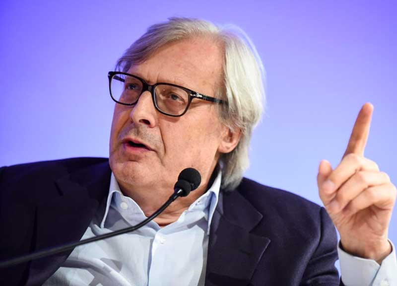 Roma condannata a morte. Sgarbi sentenzia: “Raggi colpo di grazia sulla città” Roma condannata a morte. Sgarbi sentenzia: “Raggi colpo di grazia sulla città”