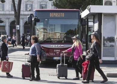 Atac in ginocchio: 2 bus su 10 fermi. Caos metro alla vigilia dello sciopero