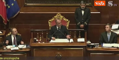Calderoli in aula fa outing sulla sua malattia, tutti i presenti applaudono Calderoli in aula fa outing sulla sua malattia, tutti i presenti applaudono