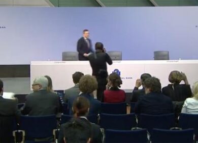 Bce, Draghi fa ancora il pompiere. Tassi: si allontana il rialzo. Euro giù