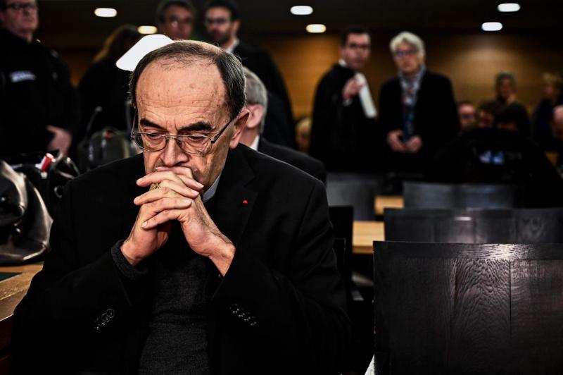 Condannato arcivescovo a sei mesi di prigione per avere coperto abusi sessuali Condannato arcivescovo a sei mesi di prigione per avere coperto abusi sessuali