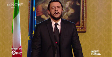 Crozza/Salvini e la legittima difesa: legge voluta da un pistola italiano