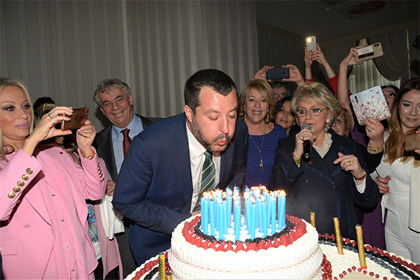 Salvini: apprezzo le parole di Berlusconi.Ma gli italiani non vogliono il caos Salvini: apprezzo le parole di Berlusconi.Ma gli italiani non vogliono il caos