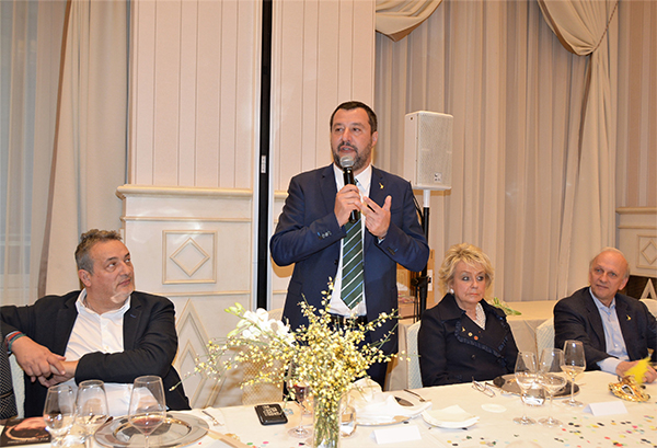 Salvini: apprezzo le parole di Berlusconi.Ma gli italiani non vogliono il caos Salvini: apprezzo le parole di Berlusconi.Ma gli italiani non vogliono il caos