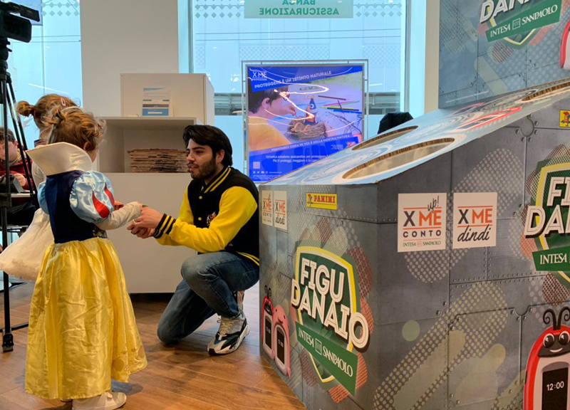Approda a Milano Panini Tour Up! 2019: le figurine affollano la filiale Intesa Approda a Milano Panini Tour Up! 2019: le figurine affollano la filiale Intesa