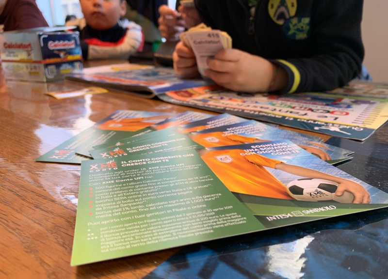 Approda a Milano Panini Tour Up! 2019: le figurine affollano la filiale Intesa Approda a Milano Panini Tour Up! 2019: le figurine affollano la filiale Intesa
