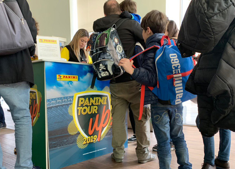 Approda a Milano Panini Tour Up! 2019: le figurine affollano la filiale Intesa Approda a Milano Panini Tour Up! 2019: le figurine affollano la filiale Intesa