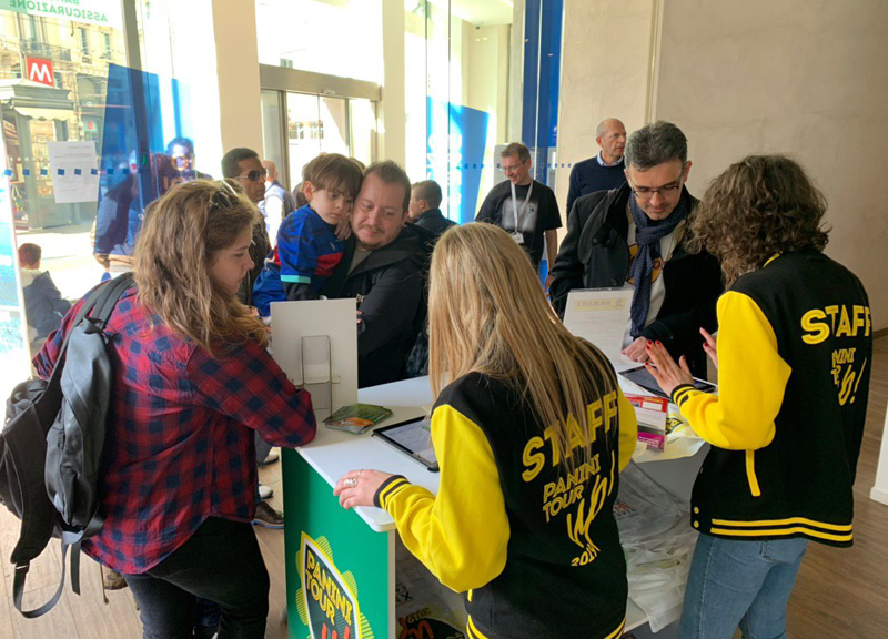 Approda a Milano Panini Tour Up! 2019: le figurine affollano la filiale Intesa
