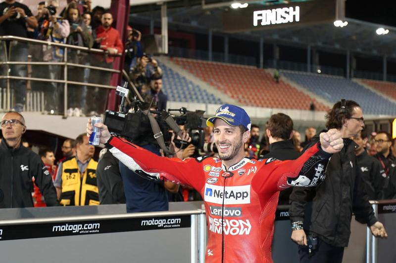 MotoGP Qatar, Dovizioso trionfa su Marquez. Vittoria resta sub iudice