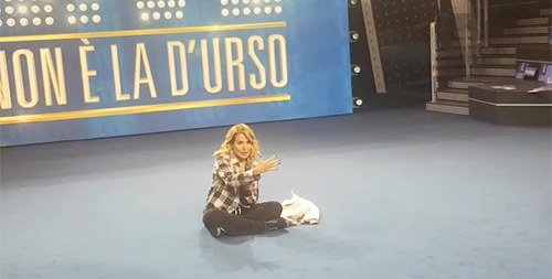 Barbara D’Urso ecco ‘Live – Non è la D’Urso’ su Canale 5. Fabrizio Corona ospite e… I VIDEO Barbara D’Urso ecco ‘Live – Non è la D’Urso’ su Canale 5. Fabrizio Corona ospite e… I VIDEO