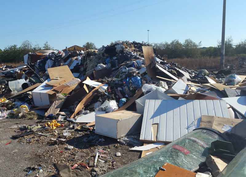 Dà fuoco ai rifiuti in un maneggio. Beccato dai carabinieri: arrestato Dà fuoco ai rifiuti in un maneggio. Beccato dai carabinieri: arrestato