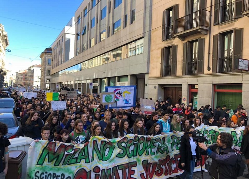 Friday For Future, studenti in corteo per il clima a Milano: Non c’è pianeta B Friday For Future, studenti in corteo per il clima a Milano: Non c’è pianeta B