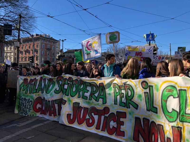 Friday For Future, studenti in corteo per il clima a Milano: Non c’è pianeta B Friday For Future, studenti in corteo per il clima a Milano: Non c’è pianeta B