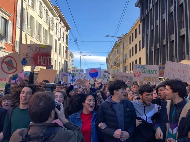 Friday For Future, studenti in corteo per il clima a Milano: Non c’è pianeta B Friday For Future, studenti in corteo per il clima a Milano: Non c’è pianeta B