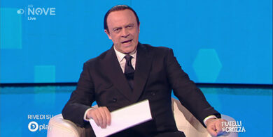 Crozza/Berlusconi: Se i cinesi mi rubano i dati sono rovinato