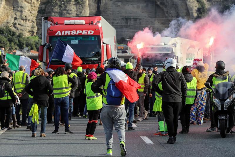 Gilet gialli, Macron vieta
gli Champs-Élysees. Rimosso il prefetto di Parigi Gilet gialli, Macron vieta
gli Champs-Élysees. Rimosso il prefetto di Parigi